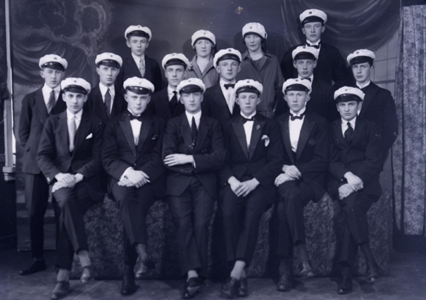 útskriftarnemendum með útskriftarhúfur (1927)