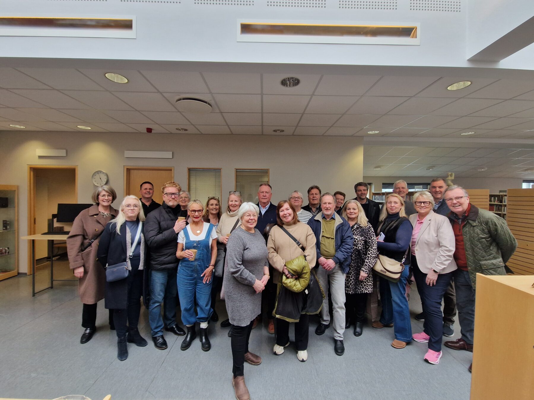 Fyrrum nemendur sem útskrifuðust árið 1980 ásamt Gunnari Sigurðssyni, kerfisstjóra, sem leiddi hópinn um skólann.