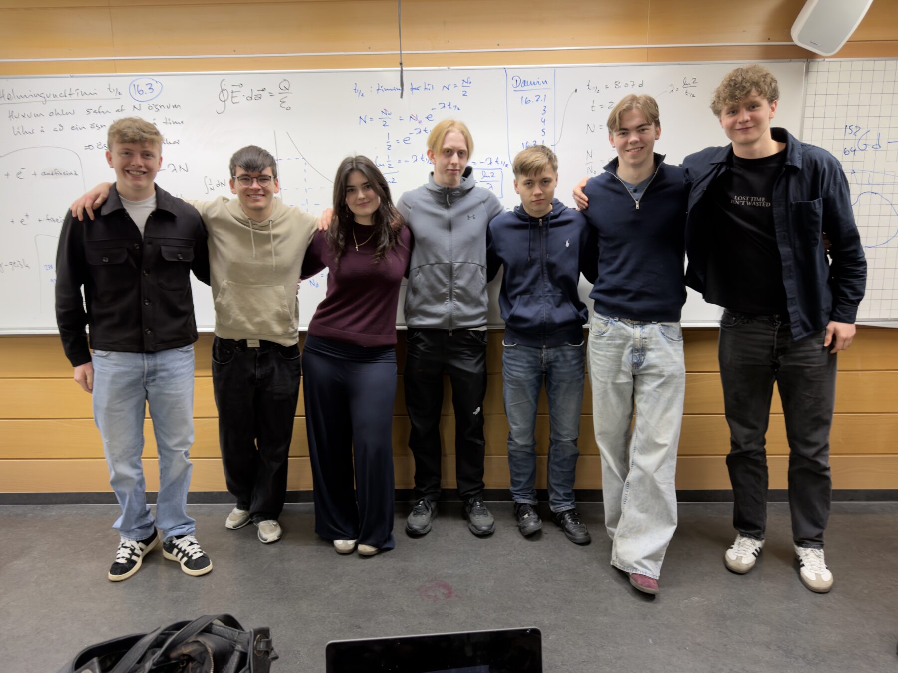 Eðlisfræðilið skólans, frá vinstri Lýður Þór Lýðsson, Elvar Magnússon, Andrea Guðmarsdóttir, Garðar Björnsson, Eyteinn Magnússon, Max Stenlund og Vilhjálmur Geirsson. Á myndina vantar Guðlaug Davíðsson og Tómas Hallgrímsson.      